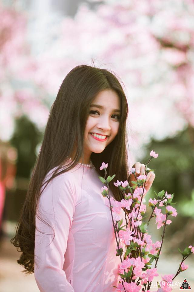 Luôn được coi như một hot girl trường Luật xinh đẹp, ngọt ngào, phong cách, vậy nên Tường Vân khá chú trọng vào khâu trang điểm và lựa chọn trang phục. Cô gái trẻ thường xuyên biến hóa đa dạng hợp mốt, cập nhật nhanh xu hướng mới nhất của giới trẻ.