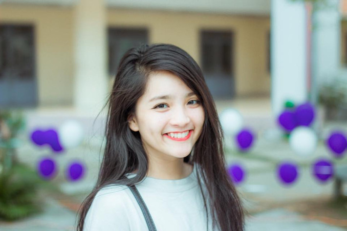 Theo lời chia sẻ của Tường Vân, thời gian đầu đi diễn và chụp ảnh bận rộn, gia đình cô đã lên tiếng phản đối vì lo lắng công việc bên ngoài sẽ ảnh hưởng đến tương lai của cô con gái. Tuy nhiên bằng chính thành tích học tập của mình, Tường Vân đã chứng minh cho gia đình thấy, cô bạn hoàn toàn có thể làm tốt mọi mục tiêu mà bản thân theo đuổi.