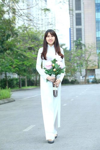 Một nữ sinh Việt khác cũng xinh đẹp, tài giỏi và giành được học bổng ở nước ngoài siêu khủng khác là Hoàng Ngọc Mai, sinh năm 1997, cũng là cựu học sinh lớp 12 trường Trường chuyên Hà Nội Amsterdam. Trong tháng 8/2016, Ngọc Mai vinh dự nhận học bổng trị giá 180 nghìn USD, tương đương 4 tỷ đồng của trường Đại học Bryn Mawr, Mỹ, trước sự ngưỡng mộ của rất đông bạn trẻ Việt. Tuy giá trị học bổng của Ngọc Mai không lớn bằng Hoàng Hà nhưng do mục tiêu, con đường của hai bạn trẻ hoàn toàn khác nhau nên thành quả của họ cũng có sự khác biệt.