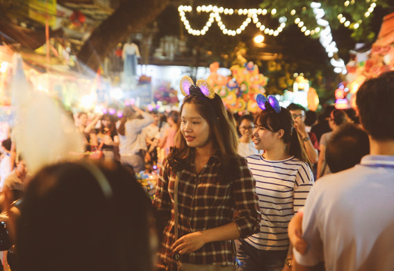 Không thể đứng dừng lại quá lâu trước các quầy hàng, nên dòng người đi dạo phố đèn phải di chuyển liên tục.