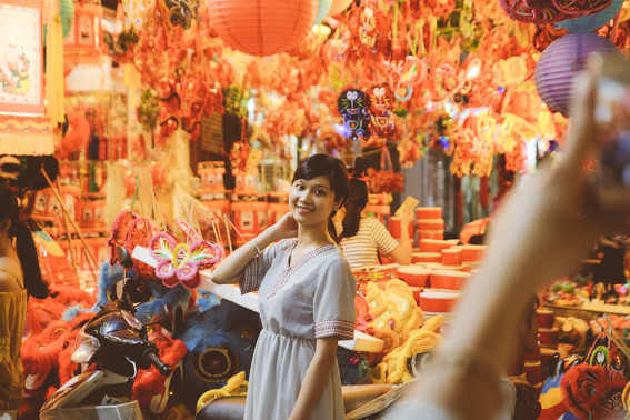 Có một số bạn trẻ chấp nhận "đầu tư", họ bỏ vài chục nghìn đồng mau một vài món đồ được bán tại các quầy hàng sau đó xin chủ hàng một vài tấm ảnh được chụp tại chỗ. Cách làm này có vẻ văn minh hơn nhưng lại khá tốn kém nên được ít bạn trẻ áp dụng.
