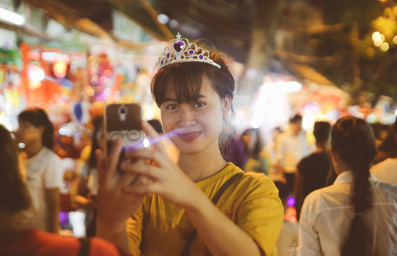 Phố Trung thu chật cứng, việc chụp ảnh ở các quầy hàng đẹp lung linh cũng bị hạn chế... nhưng điều này dường như không làm ảnh hưởng đến số đông các bạn trẻ với mong muốn đi dạo chơi tối Trung thu. Trung thu vốn được xem là Tết của thiếu nhi, như theo ghi nhận của PV Kiến Thức, đến Hàng Mã vào những buổi tối gần đây chủ yếu là các thanh niên, số lượng trẻ em, thiếu nhi đến ít hơn rất nhiều.