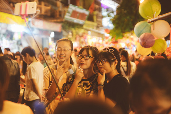 "Nhanh tay - nhanh mắt" là những việc cần làm với các bạn trẻ mong muốn có những tấm hình đẹp khi đi dạo phố Trung thu. Bất kể khoảng trống nào lộ ra cũng được các thanh niên sử dụng để chọn làm nơi đứng tạo dáng chụp ảnh, ghi lại khoảnh khắc vui vẻ bên bạn bè.
