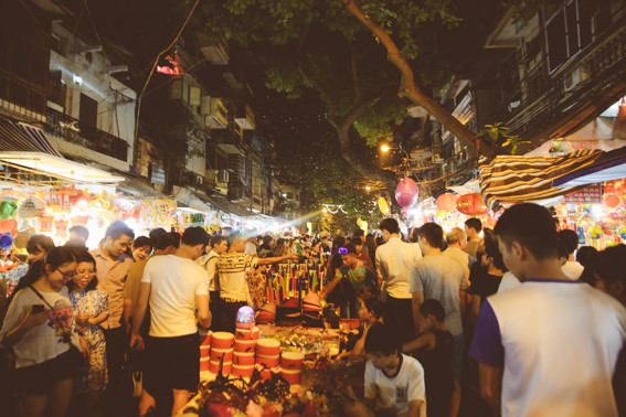 Tối 14-15/9, là ngày Tết Trung thu nên những con phố Hàng Mã, Hàng Rươi, Lương Văn Can - Hà Nội luôn rất đông đúc. Thời điểm sau 19h tối, tuyến phố càng thêm phần tắc nghẽn khi người người đổ về đây để dạo chơi, tận hưởng không khí Rằm Trung thu. Ảnh trong bài: Anh Tú.