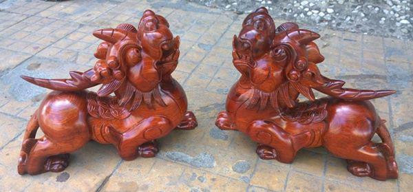 Tì hưu: Tương truyền tì hưu là con vật đuổi tà, ăn vàng bạc châu báu ở tứ phương mà chỉ ăn chứ không thải ra cái gì. Vì thế, mọi người tin rằng đây là vật phẩm sẽ đem đến tài lộc cho gia đình ngày càng nhiều thêm thứ không bao giờ mất đi.