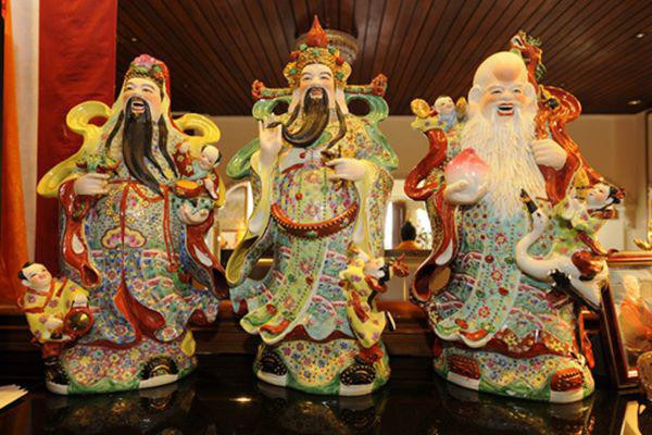 Tượng 3 ông Phúc – Lộc – Thọ: Ba ông Phúc – Lộc – Thọ hay còn gọi là ba ông Tam Đa là biểu tượng của phúc đức, tài lộc và sức khỏe. Hình ảnh Phúc – Lộc – Thọ trong thực tế được miêu tả qua tranh ảnh, tượng gỗ đẹp, tượng đá,…đều khá thống nhất. Hình ảnh ông Phúc là một ông già râu dài, mặt tươi cười rạng rỡ và trên tay bế một đứa trẻ. Hình ảnh này thể hiện sự vui vẻ và hạnh phúc khi đạt được mong ước con cháu đủ đầy. Hình ảnh ông Lộc là một vị quan tướng mạo cân đối với áo mũ, cân đai sang trọng, trên tay cầm gậy như ý. Hình ảnh này thể hiện sự giàu sang, phú quý và đủ đầy về mặt tiền bạc. Ngược lại, hình ảnh ông Thọ là một ông già râu dài, hói đầu và trên tay cầm quả đào. Hình ảnh này với điểm nhấn đặc biệt là quả đào đại diện cho sự trường thọ và sức khỏe dẻo dai.