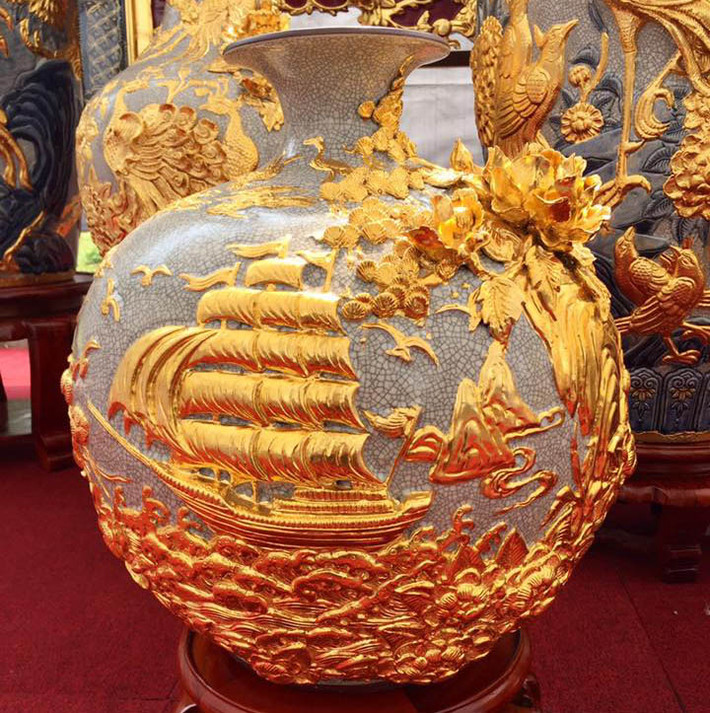 Miệng bình rộng, cổ thon tượng trưng cho tài lộc chạy vào qua cổ hẹp còn đáy bình rộng lại mang ý nghĩa tài lộc sẽ ở lại gia đình trong một thời gian dài. Ngoài ra, nếu bình được trang trí bằng những biểu tượng tài lộc như rồng hoặc dơi đỏ sẽ tốt hơn. Nguyên nhân là do bình có hình rồng phượng sẽ mang lại nhiều lợi ích cho cả gia đình. Còn đối với các loại bình có in hình hoa bốn mùa sẽ tượng trưng cho gia đình thịnh vượng và hòa thuận suốt bốn mùa trong năm.