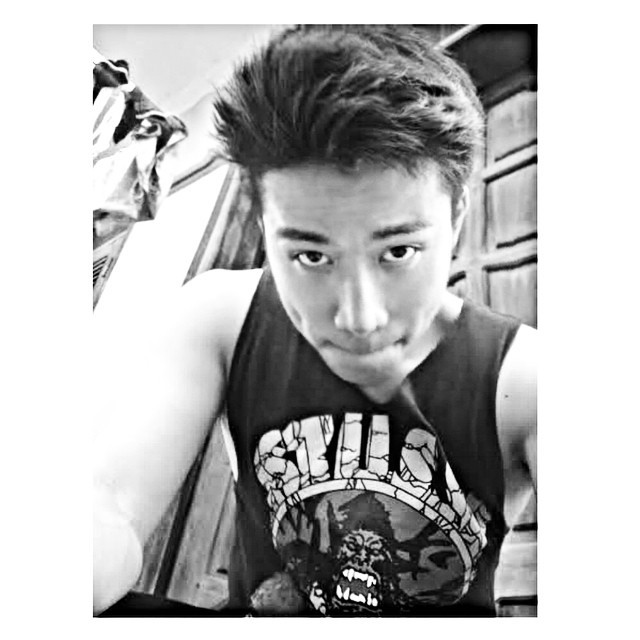 Được biết, ban đầu chàng vũ công bảnh trai được phân vai người vận chuyển hàng hoá trong MV "Thật bất ngờ". Nhưng sau đó do sở hữu dáng vẻ vốn dĩ đã khá bụi cùng phong cách ăn mặc hơi luộm thuộm nên Tùng Lâm đã được sắp xếp, nhận vai gã ăn xin rởm.