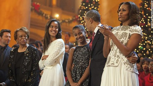 Từ trái sang: diễn viên Hugh Jackman, Mẹ của Michelle Obama, Malia Obama, Sasha Obama, Barack Obama, Michelle Obama, tại bữa tiệc giáng sinh năm 2013.
