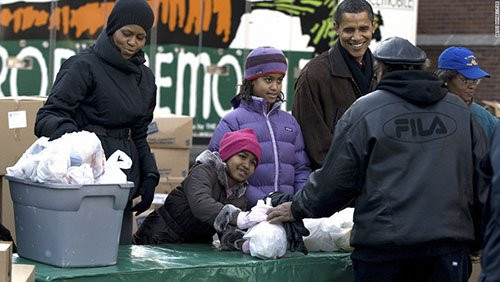 Malia Obama và Sasha Obama đang biếu thức ăn cho người dân tại Chicago ngày 26/11/2008.