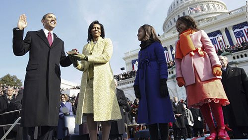 Sasha và Malia (từ phải sang) đừng bên cạnh ông Obama khi ông tuyên thệ (2009).