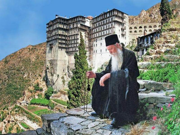 Đối với phụ nữ và những người không có cơ hội đặt chân lên ngọn núi, họ có thể tận hưởng chuyến du ngoạn thư thái quanh Athos, chiêm ngưỡng khung cảnh ngoạn mục và kiến trúc Byzantine độc đáo của các tu viện.