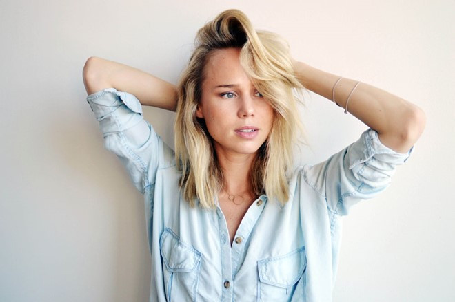 8. Elin Kling (The Wall) là blogger thời trang 8X, sống tại Thụy Điển. Không chỉ xinh đẹp, Elin còn sáng lập kiêm điều hành công ty thiết kế của riêng mình mang tên Totême. Hiện cô có 252.000 lượt theo dõi trên Instagram.