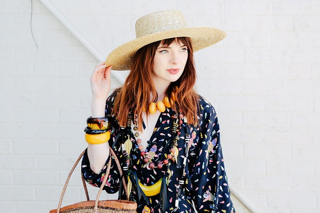 13. Jane Aldridge (Sea of Shoes) bắt đầu sự nghiệp thời trang kể từ khi 15 tuổi. Ở tuổi 24, cô gái người Mỹ hợp tác với một số thương hiệu cao cấp như Cartier. Lúc nhỏ, Jane đã có niềm đam mê với những đôi giày và hiện sở hữu bộ sưu tập lên đến 90 đôi. Nữ blogger 9X có 185.000 lượt theo dõi trên Instagram.