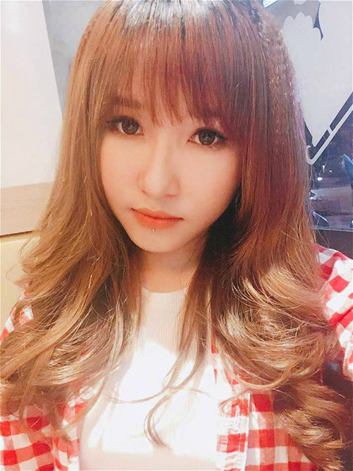 Đối với Trần Thị Phương Uyên (sinh năm 1996, Đồng Tháp), stream game là công việc tốn thời gian và nhiều áp lực. Mỗi ngày, cô nàng phải ngồi 4 đến 5 tiếng liền vừa chơi game, vừa nói những câu khiến người xem hưng phấn và tham gia chơi cùng mình. Ấy thế mà cô gái 21 tuổi vẫn chấp nhận đánh đổi cả quãng sinh viên tươi đẹp để theo đuổi công việc này. Cách đây ba năm, cô gái Đồng Tháp thi đỗ ngành ngôn ngữ Nhật, trường Đại học FPT Hà Nội với học bổng 20%. Cùng lúc đó, Uyên được một công ty về game mời về làm việc. Và cái cô chọn là game.