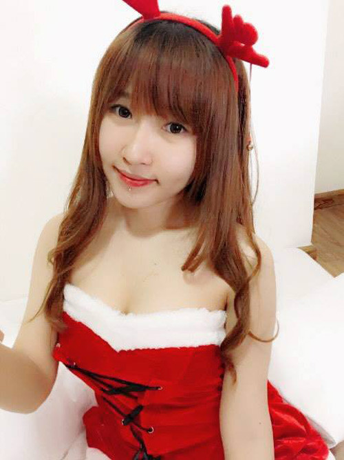 Dùng ngoại hình dễ thương, khiếu hài hước, đôi khi là cả mánh khóe, chiêu trò để thu hút người xem nhưng đã có lúc, 9X Đồng Tháp phải đau khổ, stress vì sự chú ý ấy. Cô từng bị stress nặng khi đọc được dòng comment đong đưa, chửi bởi, lăng mạ, thậm chí là khiêu dâm của người xem… dù theo cô, mình đã ăn mặc đủ “kín cổng cao tường” và chẳng làm điều gì phản cảm ngoài bình luận game.