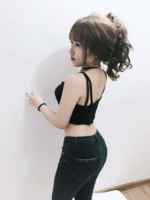 “Mấy ngày đầu mình như phát rồ vì nghĩ bị xúc phạm. Họ vô tư thóa mạ người xuất hiện trên màn hình, thậm chí còn lôi cả gia đình người ta vào mà không biết “lời nói sắc như dao găm” có thể giết người”, cô gái Đồng Tháp bức xúc. Nhưng với Uyên sự thóa mạ nặng nề đó vẫn chưa khinh khủng bằng việc bị “gạ tình” qua tin nhắn. Không ít lần cô giật mình khi đọc được tin nhắn gạ gẫm “đi khách” với mức giá cụ thể. Cảm giác bị xem như món hàng “bán thân nuôi miệng” khiến Phương Uyên muốn… “đập bàn phím nghỉ game”. “Còn có người khủng bố số điện thoại và email nữa, có lần stream game xong, ngó điện thoại thấy hàng trăm cuộc gọi lỡ mà run người”, Uyên nói. “Nhưng nếu chỉ vì mấy thứ nhảm nhí này mà bỏ nghề thì có lỗi với đam mê quá” – đó chính là lý do cho đến giờ, cô gái 21 tuổi vẫn là một streamer.