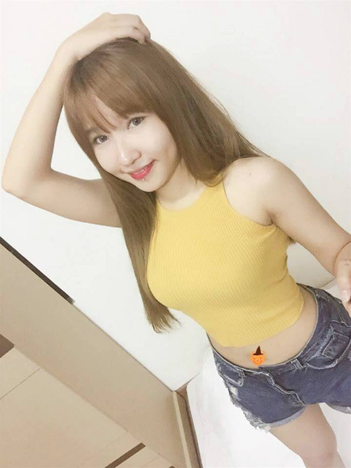 Phương Uyên từng nghe cả tá câu hỏi kiểu như: “Streamer là chơi game cả ngày rồi cuối tháng nhận lương à? Việc nhẹ lương cao nhỉ?”. Cô nàng cười nhạt giãi bày: “Người làm nghề như mình phải có kỹ năng thuyết minh, khiếu hài hước và phải biết xây dựng hình ảnh bản thân cũng như quản lý cộng đồng của mình”. Từ chỗ chơi game là chuyện khó chấp nhận, Phương Uyên đã thuyết phục được bố mẹ tin mình. Cô nàng thừa nhận, trong giới mê game có “ty tỷ mặt tối” nhưng cô không sống trong đó.