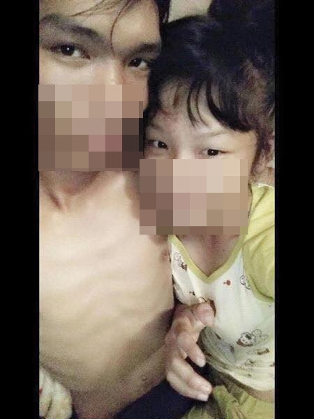 Không khó để có thể nhận ra người vợ 8 tuổi có thân hình khá nhỏ nhắn, gương mặt ngây thơ trong khi anh chồng sở hữu ngoại hình già dặn, nước da ngăm đen, hơi gầy.