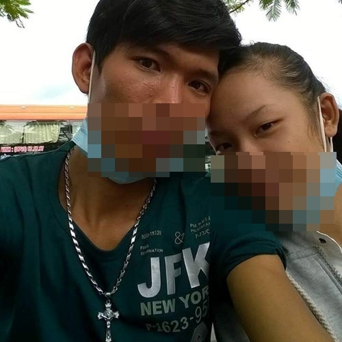 Sau khi câu chuyện tảo hôn của bé gái 8 tuổi được lan truyền nhanh chóng mặt trên nhiều diễn đàn, không ít người là bạn bè hoặc người thân của đôi vợ chồng này đã lên tiếng đính chính lại thông tin. Nhiều nguồn tin khẳng định, bé gái trên chính xác là sinh năm 2000, còn anh chồng năm nay cũng 21 tuổi, do làm việc vất vả nên trông anh chồng có vẻ già hơn tuổi.