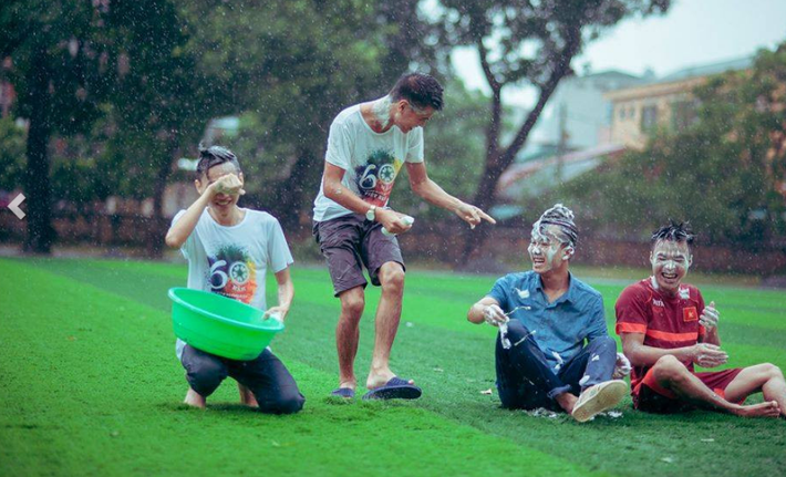 Khi nhìn các sinh viên này vui đùa dưới trời mưa, chắc hẳn người xem sẽ không ngừng liên tưởng về những ký ức tuổi thơ đầy dữ dội mà vô tình chúng ta đã lãng quên đâu đó trong cuộc sống bận rộn thường ngày.