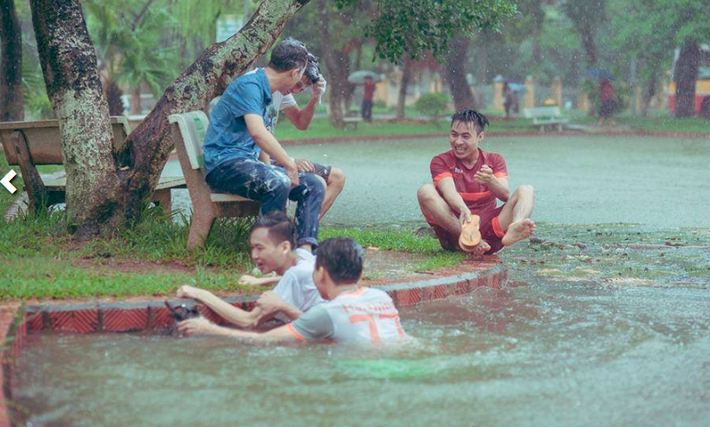 Chia sẻ về nguyên nhân thực hiện bộ ảnh này, các nam sinh tiết lộ, do kí túc mất nước nên đành phải rủ nhau tắm mưa. Một lý do rất đơn giản, ngộ nghĩnh mà đáng yêu.