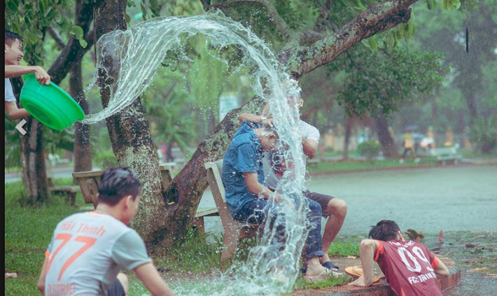 Do những thành viên tham gia chụp ảnh đều là nam sinh nên ai cũng đều hiếu động, nghịch ngợm.