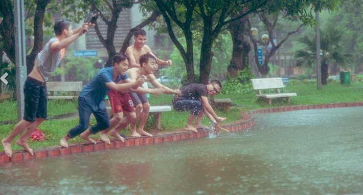 Và đây là màn tắm tập thể cực kỳ bá đạo của sinh viên 9X Nông nghiệp...