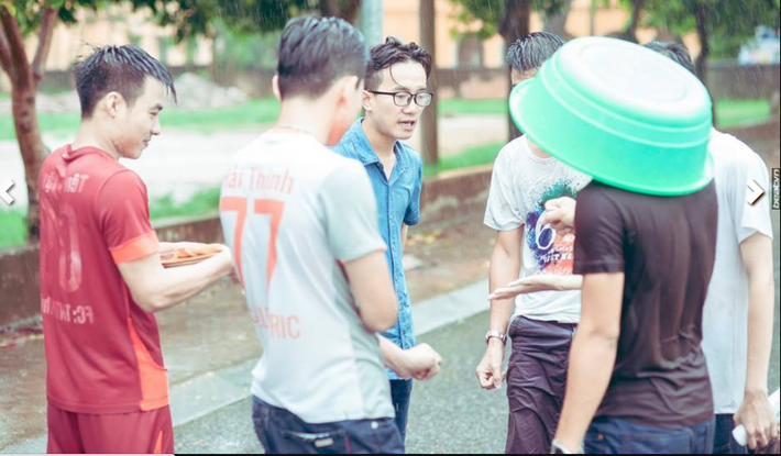 Bộ ảnh kỷ yếu mùa lũ của các nam sinh trường Nông nghiệp tạo được thiện cảm với người xem bởi chính sự mộc mạc, giản dị đúng chất sinh viên. Trong trang phục quần đùi, áo phông, các thanh niên 9X tạo đủ mọi trò chơi như té nước, dùng mo cau kéo xe, lấy chậu tắm tập bơi.