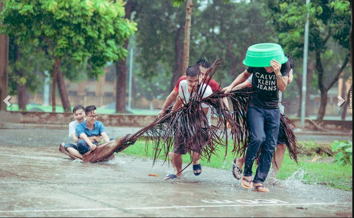 Khác hẳn với tâm lý chán nản của nhiều người trong vài ngày qua khi Hà Nội liên tục mưa nhiều, ngập úng trên diện rộng. Mới đây, một vài nam sinh viên Nông nghiệp đã biến "đau thương" thành "niềm vui", táo bạo xuống sân trường dầm mưa và cho ra đời bộ ảnh kỷ yếu mùa mưa lũ vô cùng dễ thương.