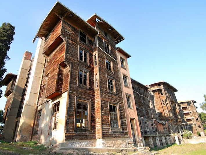 6. Trại trẻ mồ côi Rum, Büyükada, Istanbul (Thổ Nhĩ Kỳ): Tòa nhà gỗ lớn này ở Büyükada, ngoài khơi Thổ Nhĩ Kỳ. Ban đầu nó được thiết kế để trở thành một khách sạn và sòng bạc sang trọng. Tuy nhiên, cuối cùng nó biến thành trại trẻ mồ côi vào đầu thế kỷ 20 và rồi bị bỏ hoang. Đây là tòa nhà gỗ lịch sử lớn nhất châu Âu, theo Quỹ Di tích Thế giới.