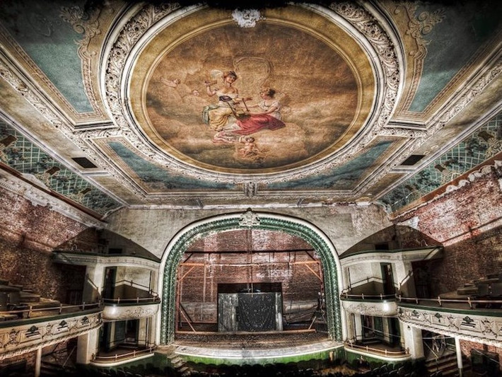 3. Nhà hát Orpheum thuộc New Bedford, bang Massachusetts (Mỹ): Vào thời hoàng kim, Nhà hát Orpheum là một ví dụ điển hình của kiến trúc Beaux-Arts, với kiến trúc mái bằng và thiết kế đối xứng. Nội thất của nhà hát cũng ấn tượng không kém. Nhà hát Orpheum lần đầu tiên được mở cửa vào ngày 15/4/1912, cùng thời gian tàu Titanic bị chìm, rồi dần dần bị đóng cửa vào năm 1962. Cho đến nay, Nhà hát Orpheum chưa bao giờ mở cửa trở lại. Trong khi các nhà thám hiểm đô thị đị phương cho rằng, công trình bị... ma ám.