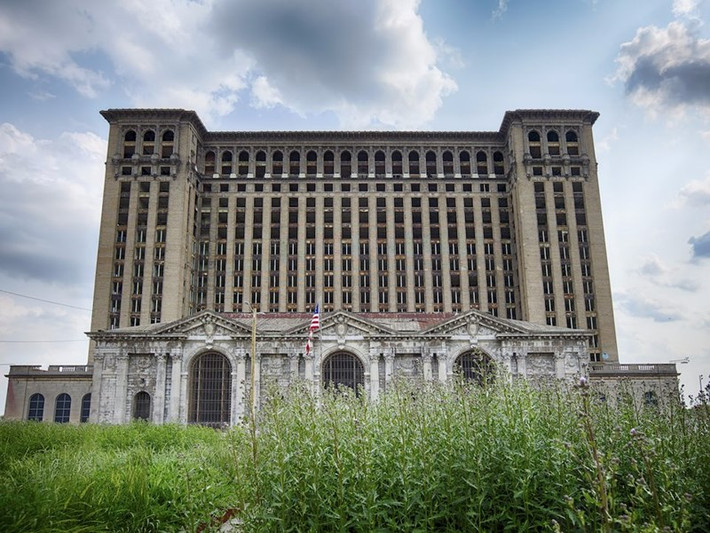5.Nhà ga trung tâm Michigan ở Detroit, Michigan (Mỹ): Mặc dù Ga Trung tâm Michigan đã từng là ga tàu cao nhất thế giới, nhưng nó đã bị bỏ hoang từ năm 1988.