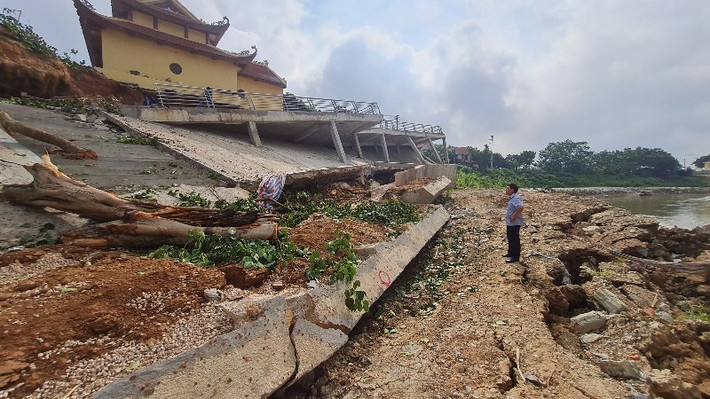 Thông tin trên Pháp luật&amp;Xã hội, UBND tỉnh Vĩnh Phúc vừa có công văn hỏa tốc thực hiện các giải pháp tạm thời để khắc phục, xử lý sự cố sạt trượt sông Phó Đáy khu vực đền Mẫu và trạm bơm Phú Bình II, xã Sơn Đông, huyện Lập Thạch. (Ảnh: GĐ&amp;TĐ).