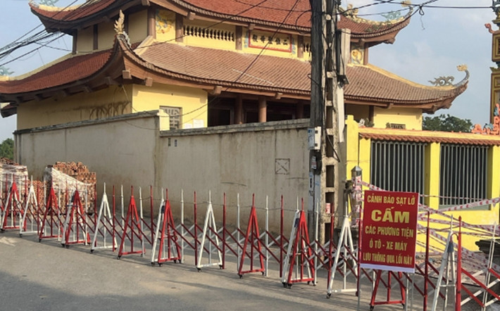 Sau sự cố sạt lở lần thứ nhất, công trình xử lý sạt trượt sông Phó Đáy khu vực đền Mẫu và trạm bơm Phú Bình II xã Sơn Đông, được UBND tỉnh Vĩnh Phúc có quyết định phê duyệt thực hiện khẩn cấp vào ngày 30/12/2022. (Ảnh: Anh Khôi).