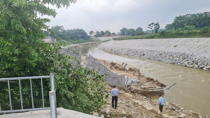 Trước đó, đêm 28/6 công trình xử lý sạt trượt sông Phó Đáy khu vực đền Mẫu và trạm bơm Phú Bình II đã bị sụt lún, khiến khu vực đền Mẫu cũng bị nghiêng đổ, gãy vỡ hư hỏng nghiêm trọng. (Ảnh: GĐ&TĐ).