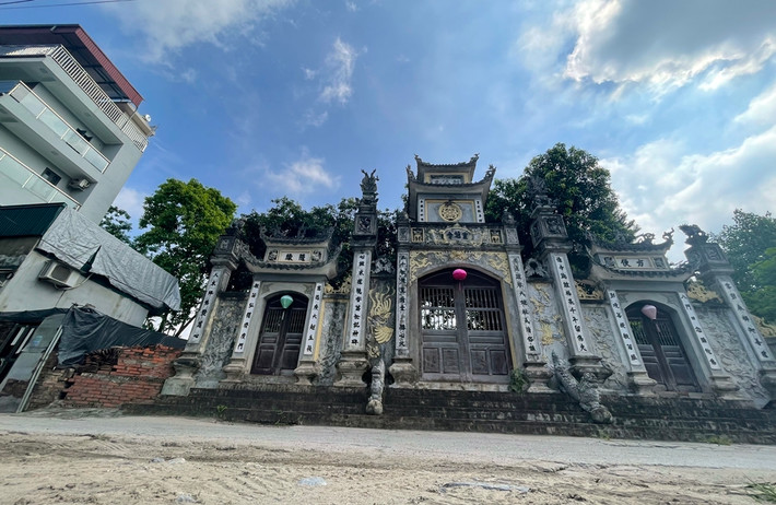 Trong loạt bài viết trước, Báo Tri thức và Cuộc sống đã nêu thông tin phản ánh, nhiều năm qua, hai bên Tam quan chùa Linh Thông (phường Đại Mỗ, quận Nam Từ Liêm, Hà Nội) phát sinh tình trạng lấn chiếm đất đai, nhưng không được chính quyền sở tại xử lý triệt để, gây bức xúc.