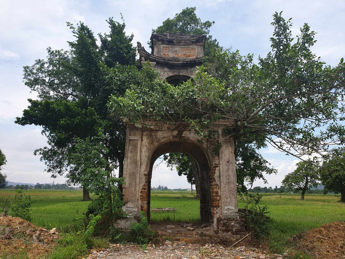 Người dân địa phương cho biết, đây là cổng đền Nhà Thánh có tuổi đời hơn trăm năm. Trước đây, tại khu vực này còn có ngôi đền, nhưng qua nhiều biến cố lịch sử khu vực thờ tự đã bị hư hỏng, sụp đổ. (Ảnh: Thương Hiệu và Pháp luật).