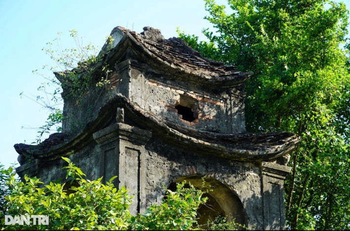 Dấu vết sót lại của ngôi đền chỉ còn chiếc cổng. (Ảnh: Dân Trí).