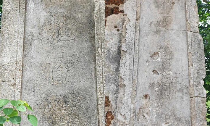 Những câu đối khắc ghi trên cổng đền vẫn còn mãi với thời gian. (Ảnh: Thương Hiệu và Pháp luật).