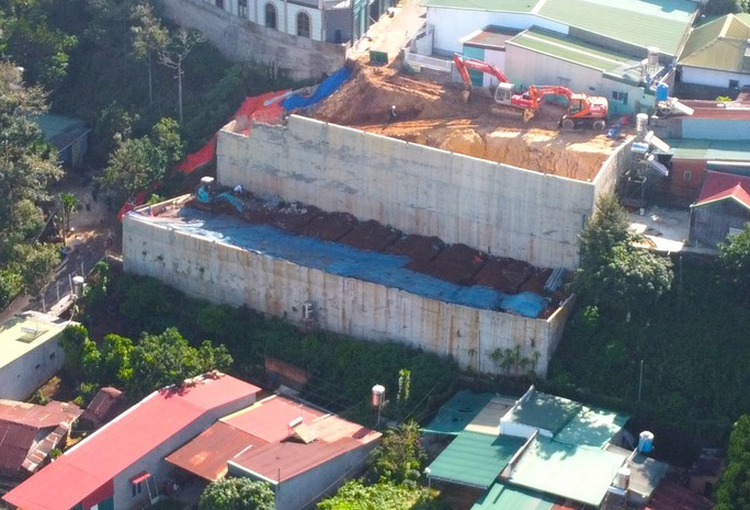 Lý do, ông Trần Vĩnh Hòa đã thực hiện hành vi vi phạm xây dựng bờ kè taluy không phép giật 2 cấp cao khoảng 18m (mỗi cấp cao 8-9m), dài khoảng 76m bằng bê tông cốt thép tại thửa đất số 177+569, tờ bản đồ số 25 thuộc hẻm 377 đường Trần Phú. (Ảnh: Người lao động).