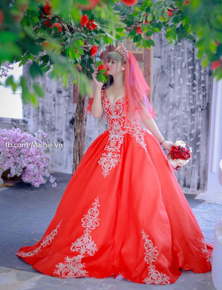 Điều dễ nhận thấy nhất ở Tuyết Mai là nước da trắng hồng, khuôn mặt xinh xắn, bầu bĩnh và đôi mắt to tròn. Xem trang cá nhân của Tuyết Mai, có thể thấy 9X Gia Lai xinh đẹp này có vô số bức ảnh “tự sướng” khoe những nét đẹp đặc biệt trên khuôn mặt của mình. Liên tục cho ra những bộ ảnh mới với nhiều phong cách, concept khác nhau, cùng với số lượng người theo dõi không ngừng tăng... nhưng không phải vì thế mà Tuyết Mai không phải đối diện với những lời nhận xét trái chiều về bản thân mình. Ảnh: Nguyễn An Huy.