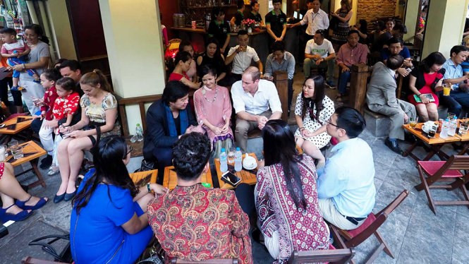 Với riêng cư dân mạng, những bạn trẻ sinh sống ở Hà Nội, khi biết được địa điểm Hoàng tử Anh và đoàn tháp tùng lựa chọn để ngồi giải khát, họ đã thắc mắc ngay quán cafe đó có gì đặc biệt, cùng nhau lùng tìm địa chỉ và phải một lần ghé thăm cho bằng được. Được biết, quán cafe Hoàng tử Anh từng đặt chân đến có tên Aha Cafe, nằm tại điểm đầu của phố Thuốc Bắc nối với phố Hàng Mã, quận Hoàn Kiếm, Hà Nội. Do từng đón tiếp một vị khách hết sức đặc biệt đó nên quán nhỏ này gần đây đã được nhiều người gọi bằng một cái tên mỹ miều: "Cafe Hoàng tử Anh". Ảnh: Tuổi trẻ.