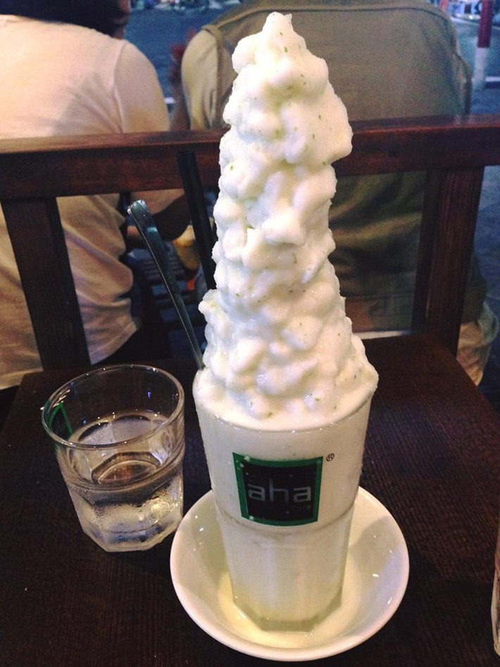 Về đồ uống, Aha Cafe phố Thuốc Bắc không có món nào là "đặc sản" riêng biệt. Nhưng với những vị khách quen trẻ tuổi thường lui đến đây, ly kem chanh tuyết trông rất bắt mắt này được cho là món đặc biệt, hút khách nhất. Xét về giá cả, đồ uống ở Aha Cafe phố Thuốc Bắc có giá nhỉnh hơn so với những quán cafe bình dân, vỉa hè khác tuy nhiên chỉ là vài nghìn đồng không đáng kể. Ảnh: FB Thủy Đỗ.