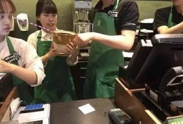 Với tâm lý ham của rẻ, nhiều người dân đã xếp hàng từ sáng sớm và mang đồ đựng đi theo. Tuy nhiên, khi nhìn thấy những đồ vật đựng này, nhân viên của chuỗi cửa hàng cũng 'cạn lời'.
