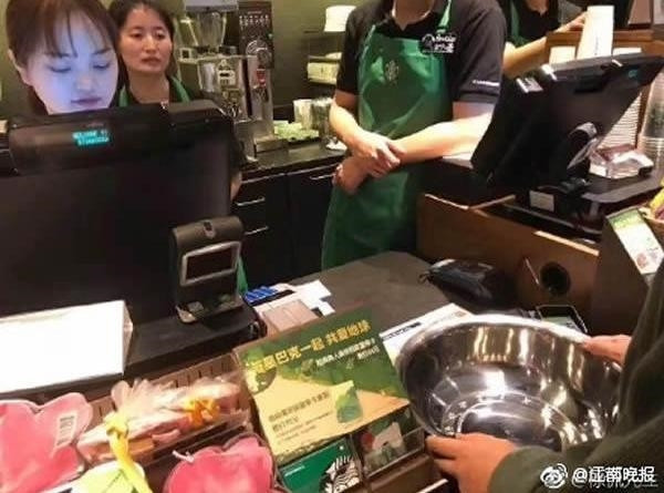 Theo tìm hiểu, những hình ảnh này hoàn toàn có thật, được chụp lại những cửa hàng cafe Starbucks nhân dịp hãng này giảm giá. 20 khách hàng đầu tiên trong ngày sẽ nhận ngay một loại đồ uống bất kỳ có thể tích 355ml, trong khi những người đến sau cũng được giảm giá 'sốc' với điều kiện họ phải tự mang theo dụng cụ chứa đồ uống không làm bằng giấy nhân dịp kỷ niệm 'Ngày Trái Đất'.