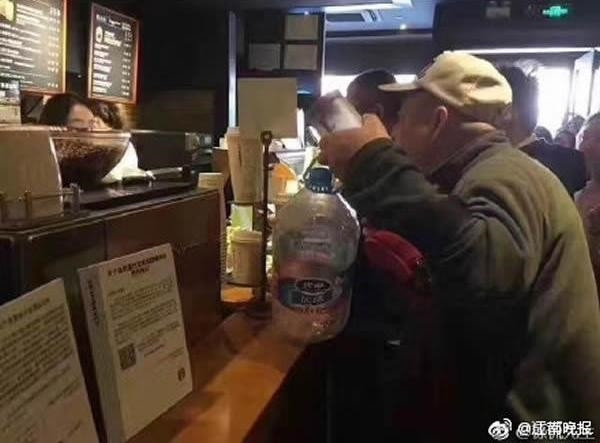Ông cụ này mang theo một chiếc can lớn để đựng cafe.
