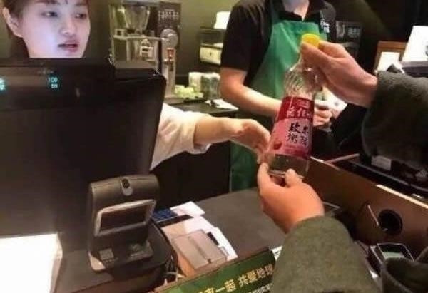 Có người chỉ mang một chiếc chai bé xíu.