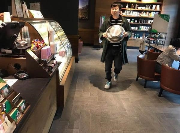 Cậu thanh niên này hào hứng mang chiếc chậu đi mua cafe.