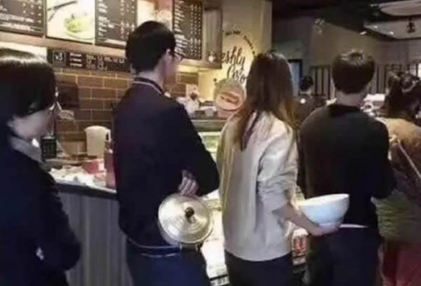 Mới đây, trên khắp các trang mạng xã hội Trung Quốc nói riêng và châu Á nói chung đang chia sẻ rầm rộ những hình ảnh 'độc' tại quán cafe Starbucks. Người dân có cả thanh niên và người già trong tay cầm đồ đạc lỉnh kỉnh nào thùng, xô, chậu, chai, lọ... xếp hàng chờ mua cafe.